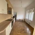 6500 Baja, Keskeny u.