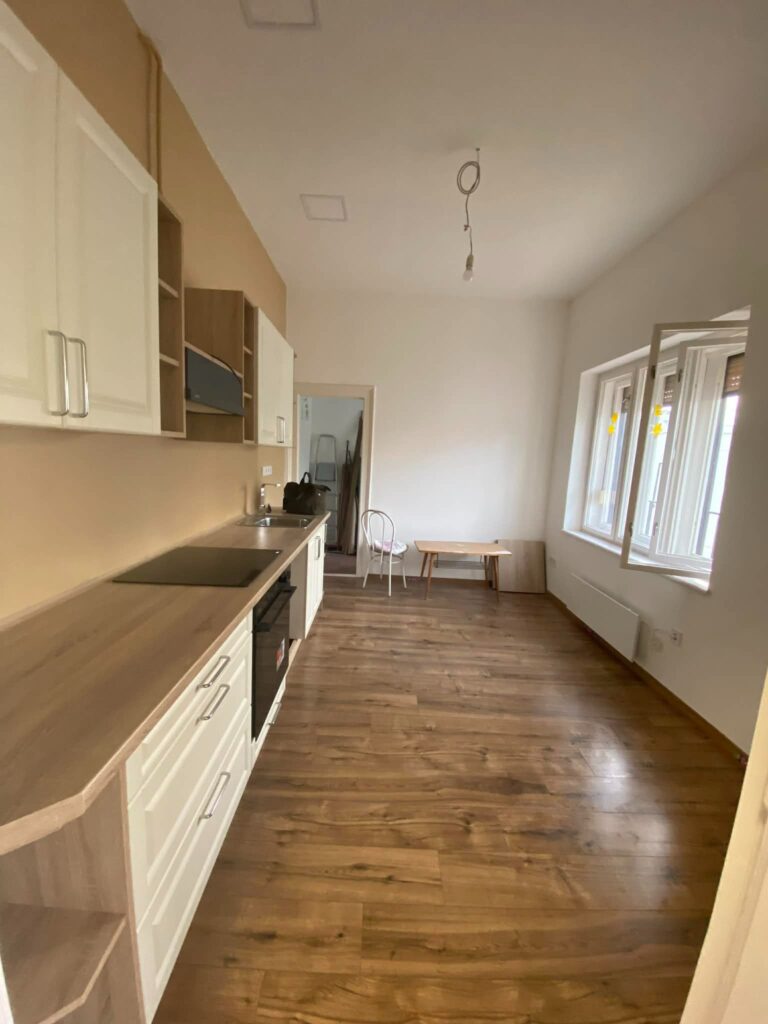 6500 Baja, Keskeny u.