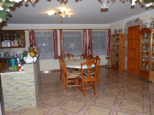 🏡 FREKVENTÁLT HELYEN, KOZÁRMISLENYBEN DUPLÁN FELÚJÍTVA – ALACSONY REZSI! 🏡