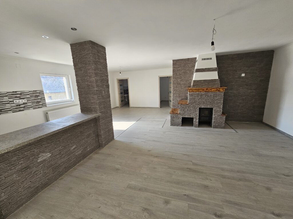 🏡✨ HOSSZÚHETÉNYBEN TELJESEN FELÚJÍTOTT, PRÉMIUM CSALÁDI HÁZ ELADÓ! ✨🏡