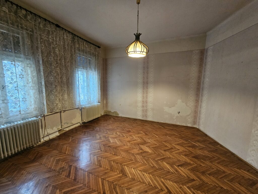 🏙️ Eladó lakás Pécs belvárosában – Felújítandó, téglaépítésű, földszinti ingatlan!