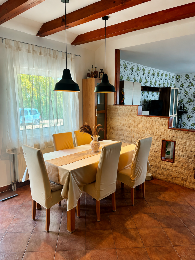 🏡 MEDITERRÁN HANGULAT, ALACSONY REZSI – FELÚJÍTOTT CSALÁDI HÁZ NAGYKOZÁRBAN!
